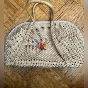 Straw bag with flower embroidery